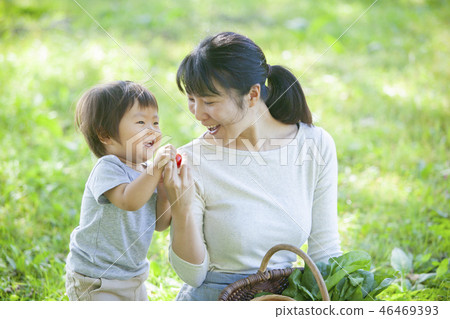 父母和孩子們享受廚房花園 46469393