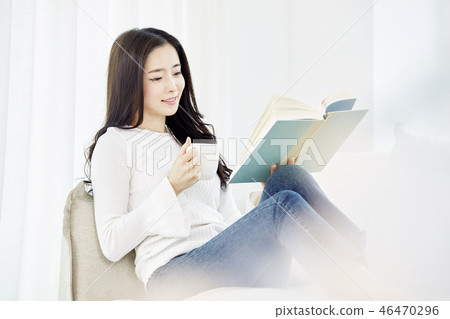 Young woman 46470296