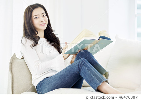 Young woman 46470397
