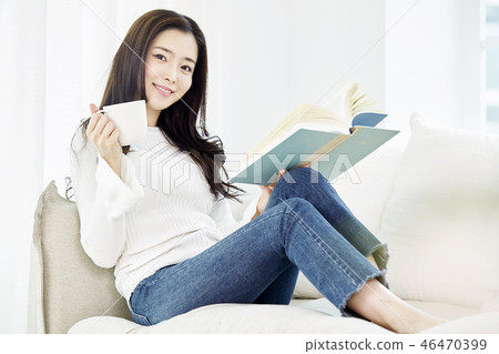 Young woman 46470399