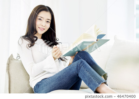 Young woman 46470400