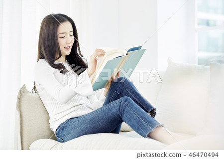 Young woman 46470494