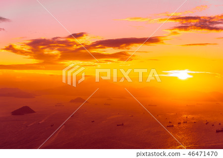 Beautiful colorful sunset in hong kong city skyline 46471470