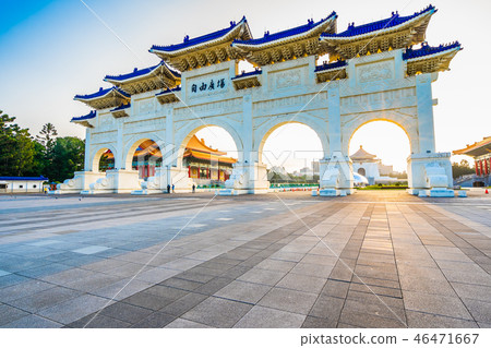 Beautiful architecture building and landmark chiang kai-shek memorial hall in taipei city 46471667