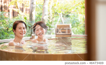 戶外沐浴女性的旅行溫泉旅遊形象 46473489
