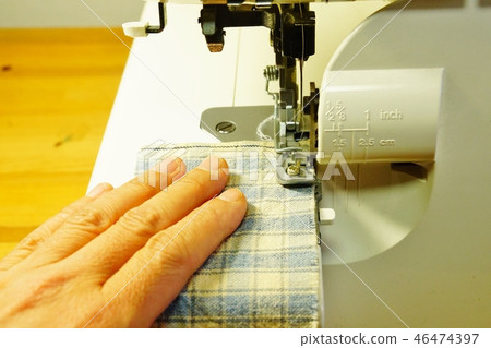 Overlock sewing with a lock sewing machine Overlock sewing with a lock sewing machine 46474397