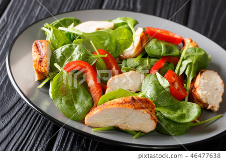 Low-calorie salad of fresh baby spinach, chicken 46477638