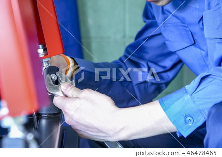 Craftsman assembling in a factory 46478465
