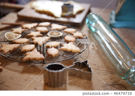 Making cookies 46479738