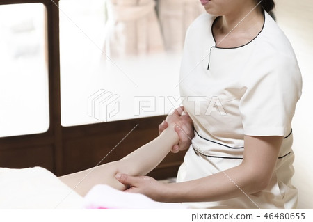 按摩的女性 46480655