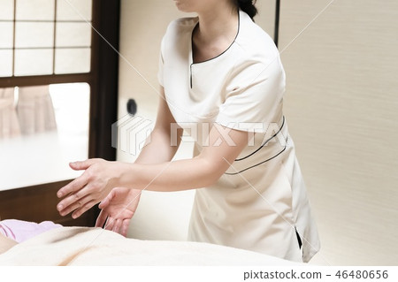 按摩的女性 46480656