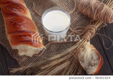 Fresh milk in a glass and baguette 46481924