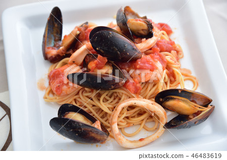 Pescatore, spaghetti with seafood Pescatore, spaghetti with seafood 46483619