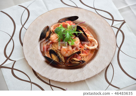 Pescatore, spaghetti with seafood Pescatore, spaghetti with seafood 46483635
