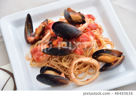 Pescatore, spaghetti with seafood Pescatore, spaghetti with seafood 46483638