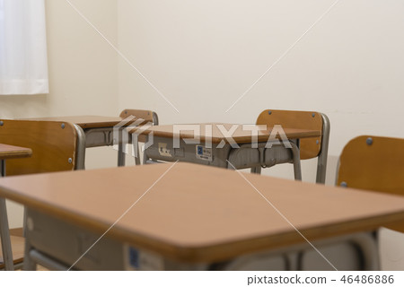 學校教室桌子 46486886