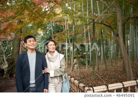 Middle senior couple travel autumn autumn leaves 46495091