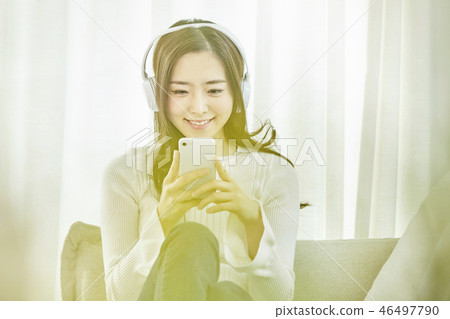 Young woman 46497790