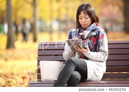 Middle lady enjoying autumn leaves Middle lady enjoying autumn leaves 46503256