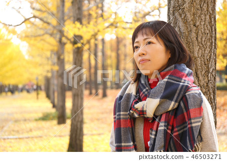 Middle lady enjoying autumn leaves 46503271