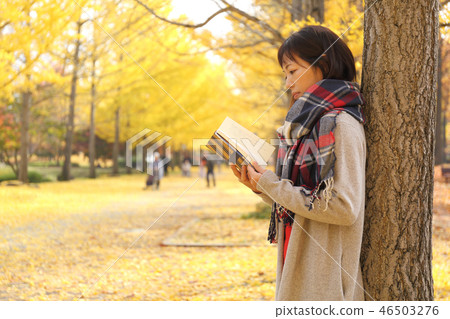 Middle lady enjoying autumn leaves Middle lady enjoying autumn leaves 46503276