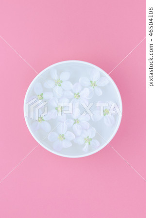 White flowers floating in water 46504108