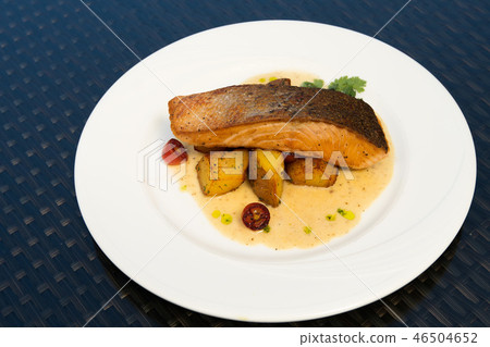 Deep Fried Salmon Seabass fish cut meat with chip 46504652