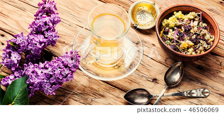 Cup of tea and lilac flowers 46506069