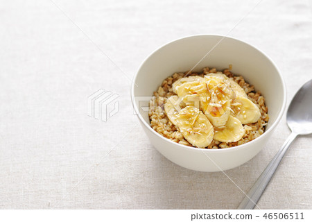 Bowl of oatmeal with sweet banana Bowl of oatmeal with sweet banana 46506511