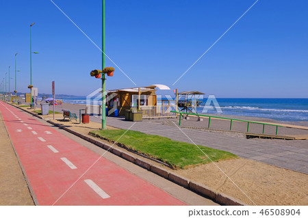 Coastal Pacific beach promenade with paved bike path and sandy beach, San Antonio, Valparaiso region Coastal Pacific beach promenade with paved bike path and sandy beach, San Antonio, Valparaiso region 46508904