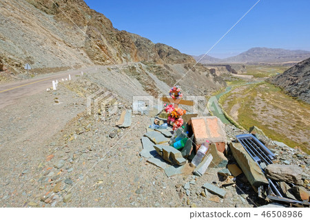 Monument with cross and car wreckage, in memory of a car accident on the roadside at Cuesta Del Monument with cross and car wreckage, in memory of a car accident on the roadside at Cuesta Del 46508986