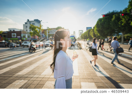 女人女大學生女孩可愛城市浪漫休閒郊遊野餐 女人女大學生女孩可愛城市浪漫休閒郊遊野餐 46509443