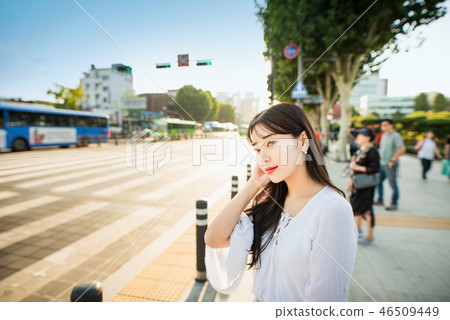 女人女大學生女孩可愛城市浪漫休閒郊遊野餐 女人女大學生女孩可愛城市浪漫休閒郊遊野餐 46509449
