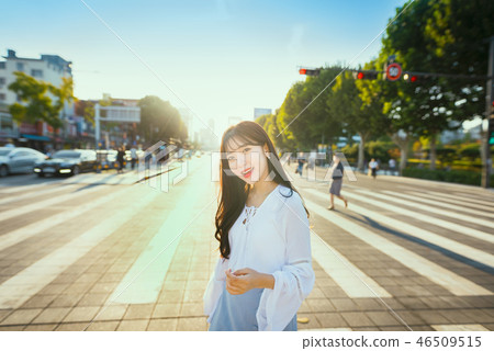 女人女大學生女孩可愛城市浪漫休閒郊遊野餐 46509515