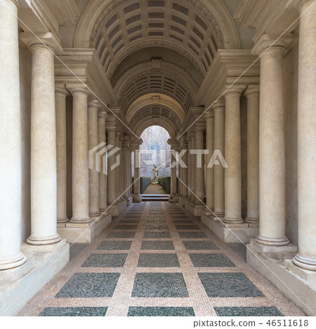 Luxury palace with marble columns in Rome Luxury palace with marble columns in Rome 46511618