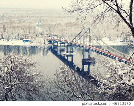 Winter city park 46513170