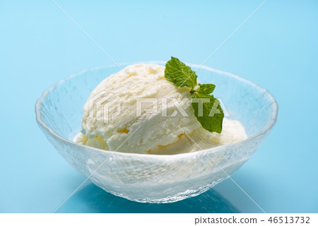 甜美可口的冰淇淋 46513732