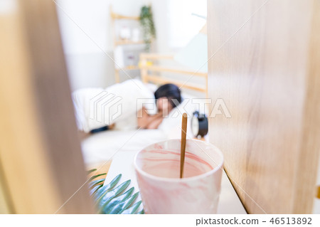 睡覺在床上的一名婦女。爬行的生活方式。 46513892