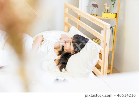 亞洲台灣中國女性 睡覺 溫馨 鬧鐘 賴床 起床 46514216