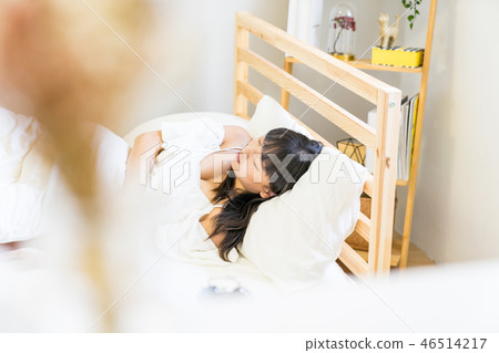 亞洲台灣中國女性 睡覺 溫馨 鬧鐘 賴床 起床 46514217