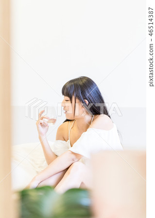 Asian Taiwanese Chinese Illness Medicine Pills Woman 46514387