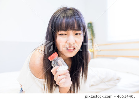 亞洲台灣中國人 病痛 醫藥 藥丸 女人 亞洲台灣中國人 病痛 醫藥 藥丸 女人 46514403