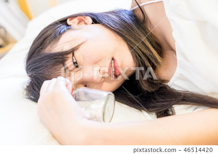 亞洲台灣中國人 病痛 醫藥 藥丸 女人 亞洲台灣中國人 病痛 醫藥 藥丸 女人 46514420