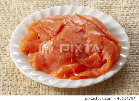 Smoked salmon cut off 46514794
