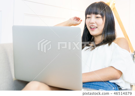 A handwritten electric fan that is used by one of the women who sits on the ground. Crawling life style. Crawling women's regular line purchase, parallel use credit agreement. 46514879