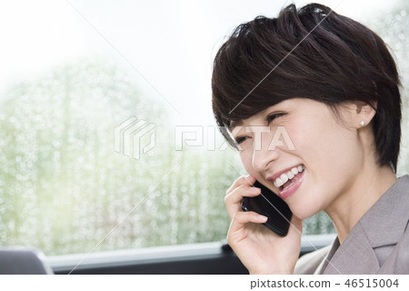 職業女性在一輛車工作 職業女性在一輛車工作 46515004