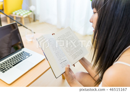 One piece of Azu woman sitting on the screen. The front cover of the Shosha. Use pencil.喝咖啡. One piece of Azu woman sitting on the screen. The front cover of the Shosha. Use pencil.喝咖啡. 46515167