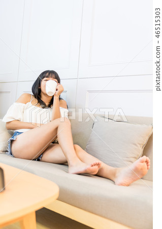 一位女性女士坐在水面上。補水。二十名青年青年女性。 46515303
