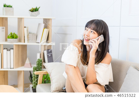 坐在上面的一位女性夫人的一個handpiece。庫存網,直播,觀點。 坐在上面的一位女性夫人的一個handpiece。庫存網,直播,觀點。 46515322