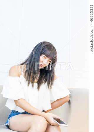 坐在上面的一位女性夫人的一個handpiece。庫存網，直播，觀點。 46515331